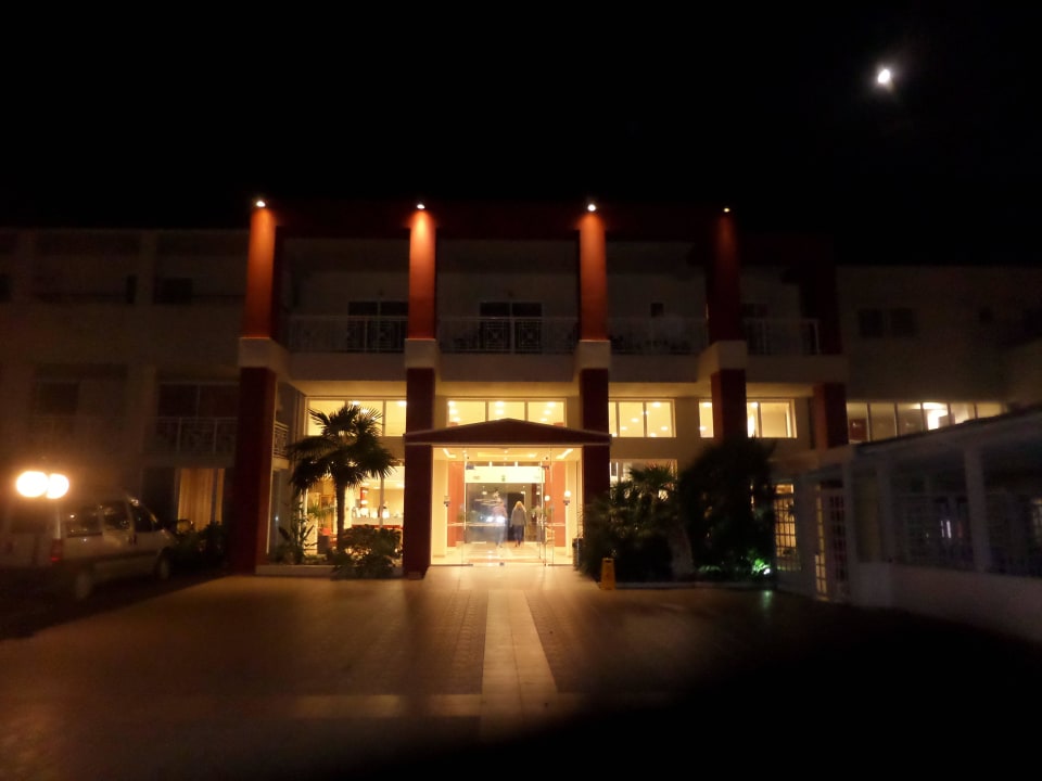 Eingang bei Nacht HARPIN Georgioupolis Resort Aquapark & SPA