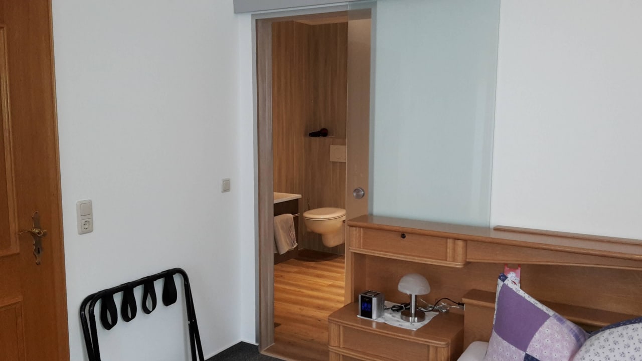 Zimmer 2 Blick ins Bad Verwöhn Pension Wiesengrund