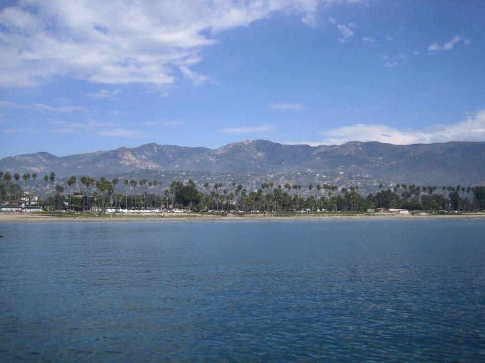 Blick vom Hafen zum Hotel Hilton Santa Barbara Beachfront Resort