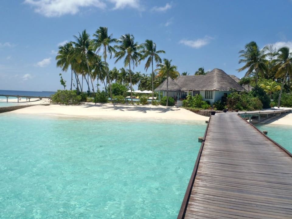 Auf dem Steg. Weg zur Insel Machchafushi Island Resort & Spa Maldives, The Centara Collection