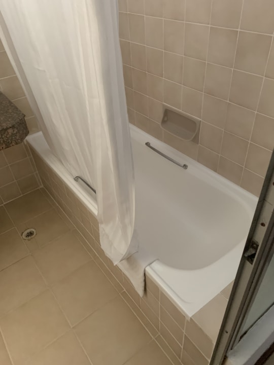 Zimmer Travellers Beach Hotel & Club