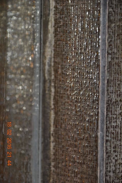 Schwarze Schimmelsilikonfugen, Zimmer 327 Thaala Bentota