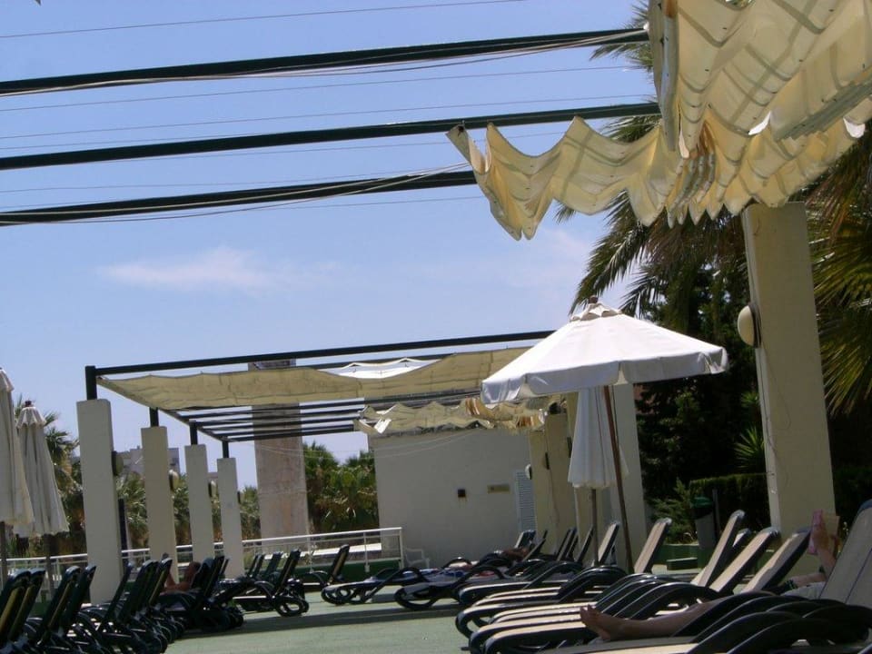 Schattenmöglichkeit hinter dem Pool Welikehotel Marfil Playa