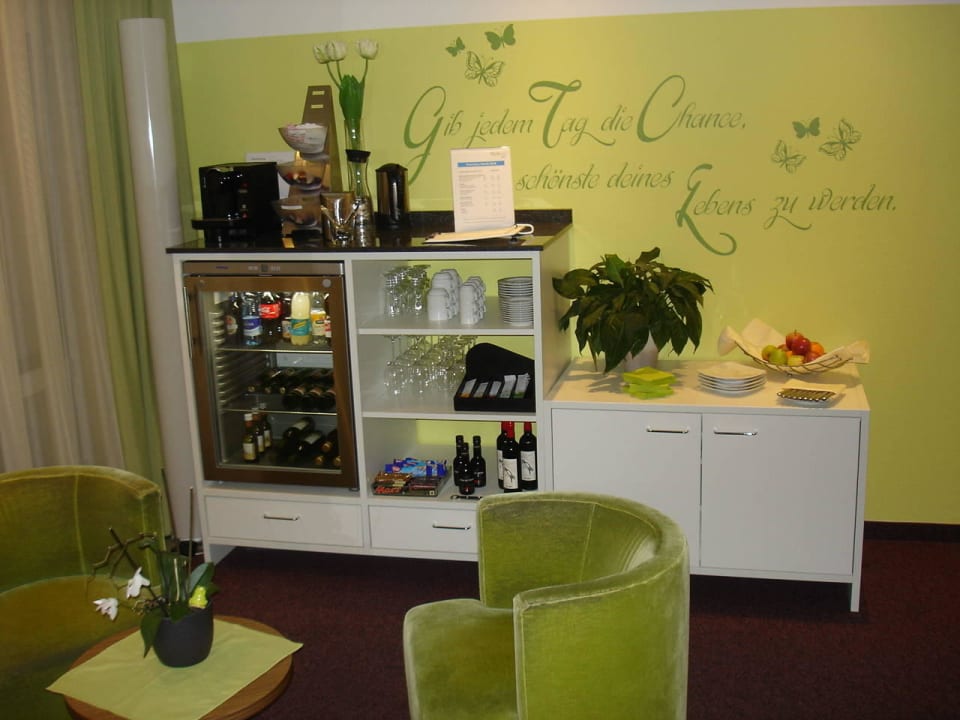 Sog. Maxibar im Flur mit Sitzgelegenheit Hotel Krone