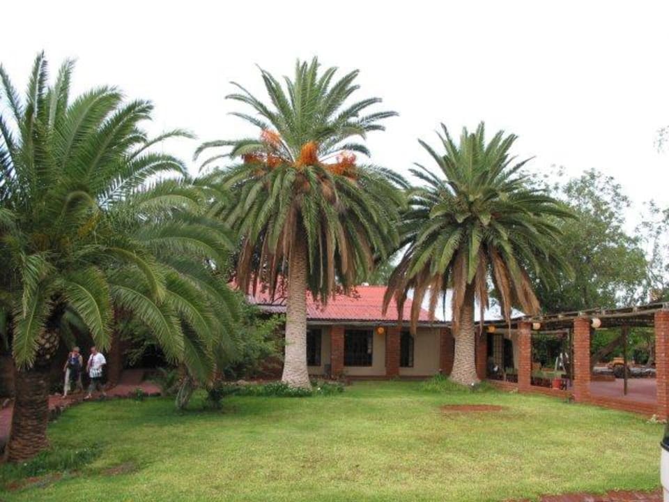 Blick in den Eingangsbereich und zum Restaurant Kalahari Anib Lodge
