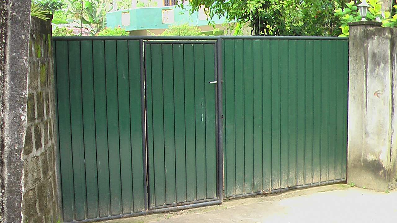 Einfahrtstor mit Tür  Sunshine Guesthouse