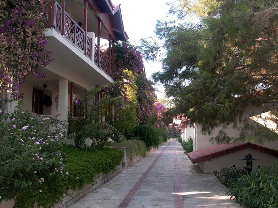 Durch das Bungalowdorf Melas Holiday Village