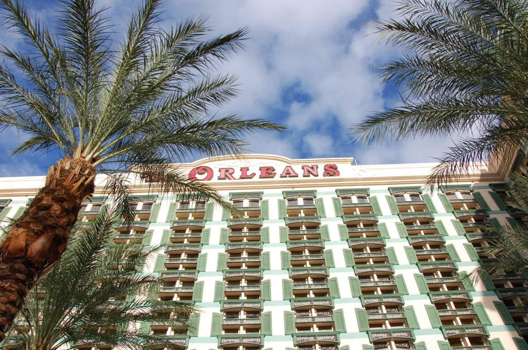 Blick vom Poolbereich zum Seitenflügel The Orleans Hotel & Casino