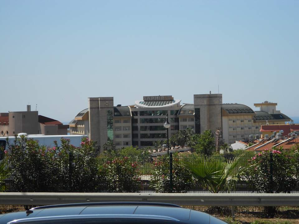 Blick von der Schnellstraße zum Hotel Saphir Resort & Spa