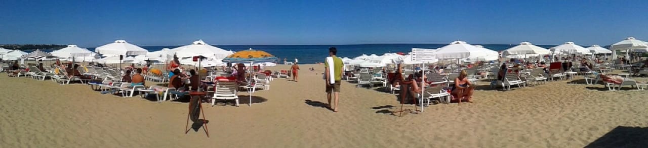 Liegen und Sonnenschirme am Hotelstrand Sol Luna Bay