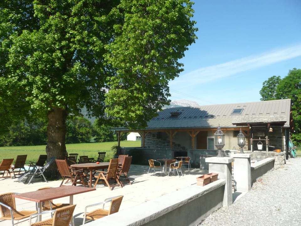 Schattige Terrasse vor dem Pool Hotel L'Escale en Ubaye