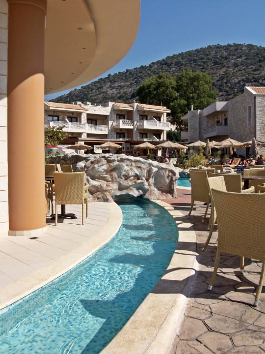 Ein kleiner Wasserlauf durch den Bar-Bereich Cactus Royal
