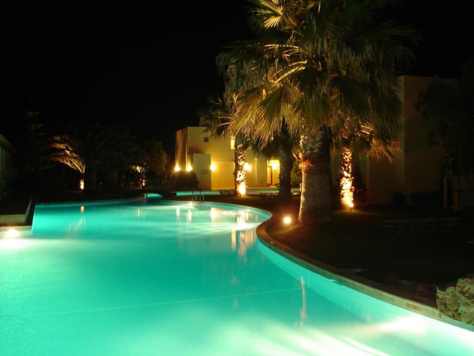 Pool bei Abendbeleuchtung Phãea Cretan Malia