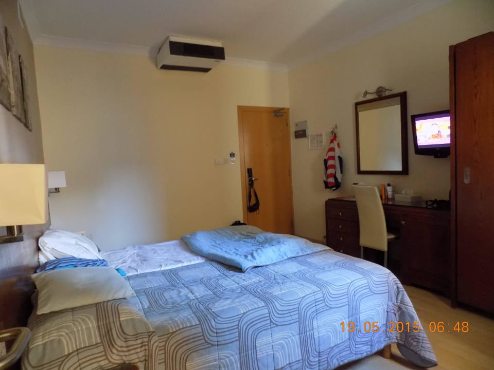 Zimmeransicht von der Badezimmertür aus Hotel Plaza & Plaza Regency