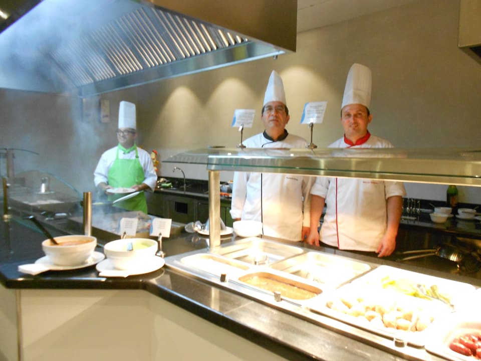 Die fleißigen Männer am Grill Sentido Aequora Lanzarote Suite