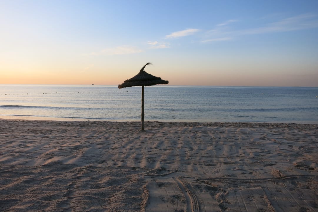 Der Sand wird jeden morgen aufbereitet TUI MAGIC LIFE Africana