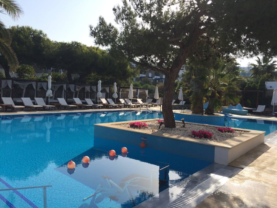 Pool mit Liegen und Poolbetten Mykonos Theoxenia, a member of Design Hotels