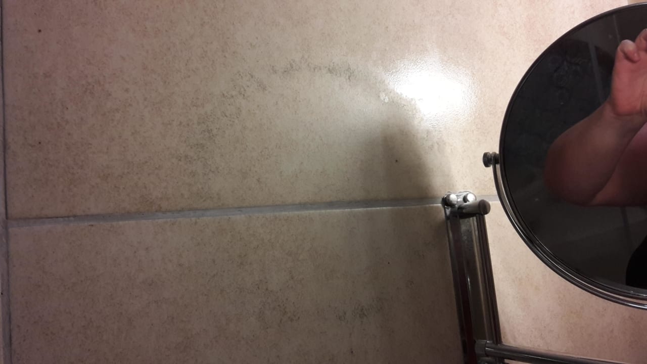 Flecken im Bad  Well Palace Side