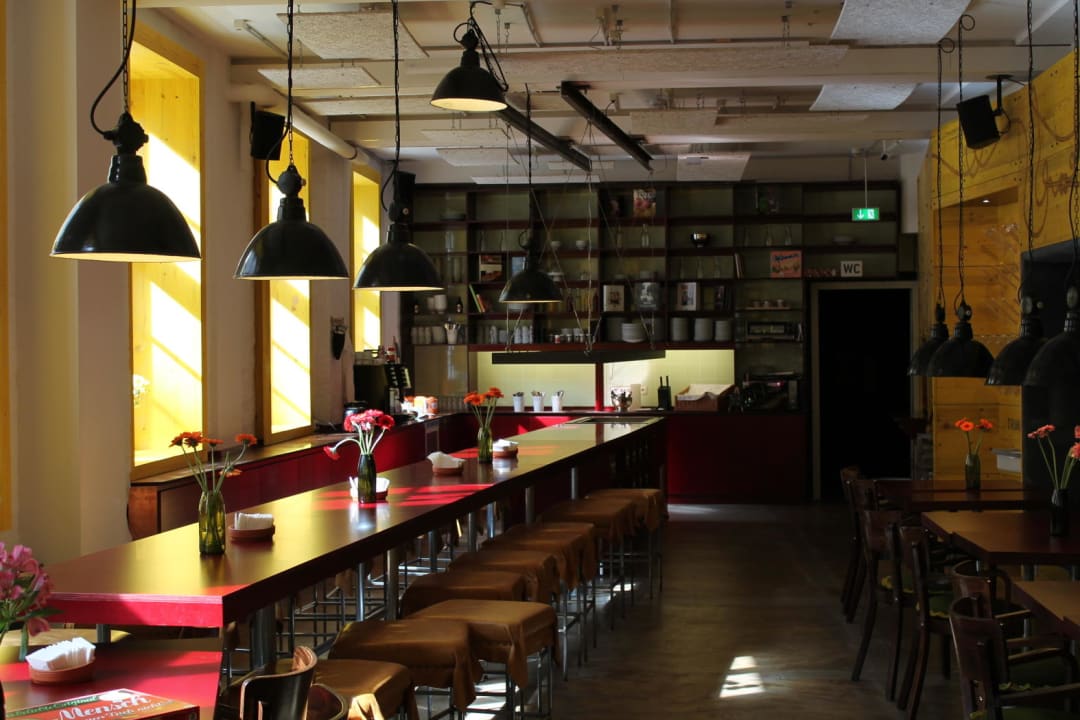 Tische im Frühstücksbereich Hostel Superbude St.Pauli