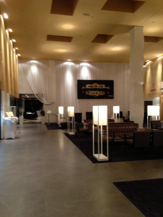 Große, helle und einladende Lobby DoubleTree by Hilton Vienna Schonbrunn