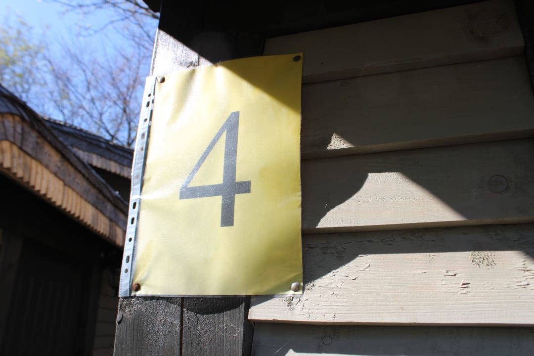 Oryginalne oznakowanie "domku na drzewie" Hotel Dolina Charlotty Resort & Spa