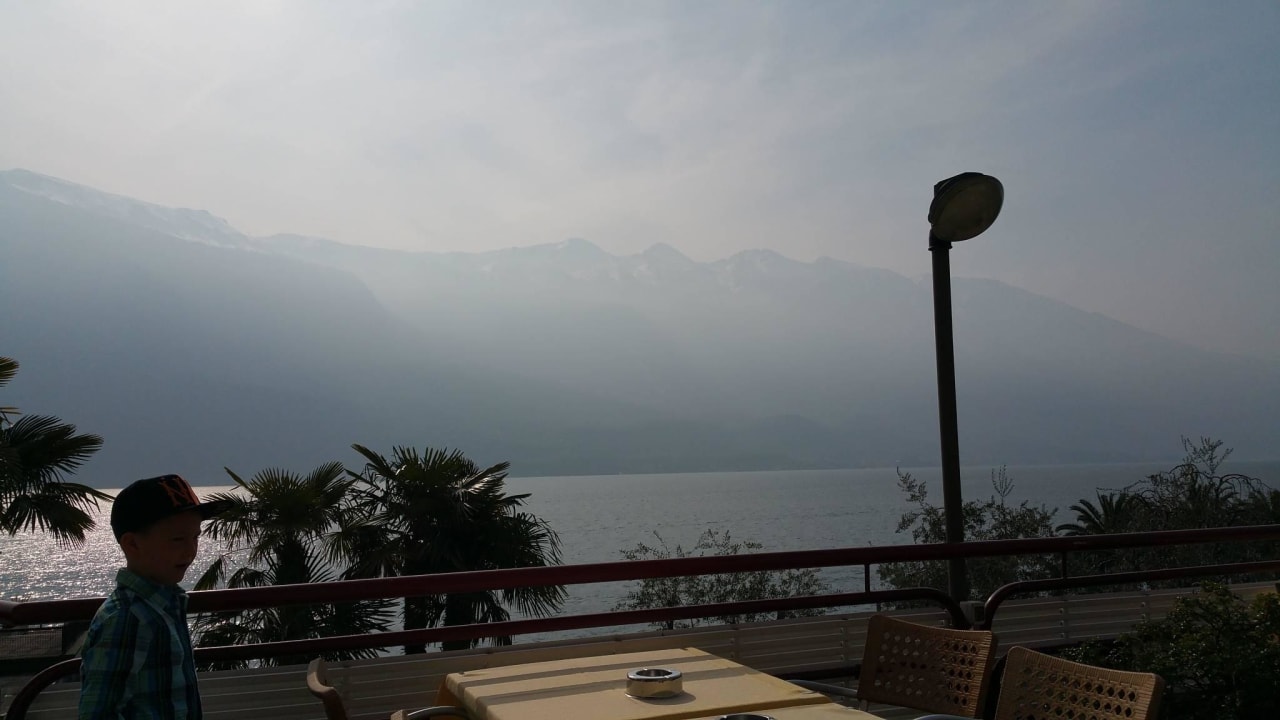 Frühstücksterrasse mit Blick auf den See Hotel Ideal