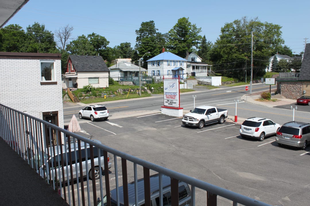 Parkplatz vor dem Hotel Traveller's Hotel