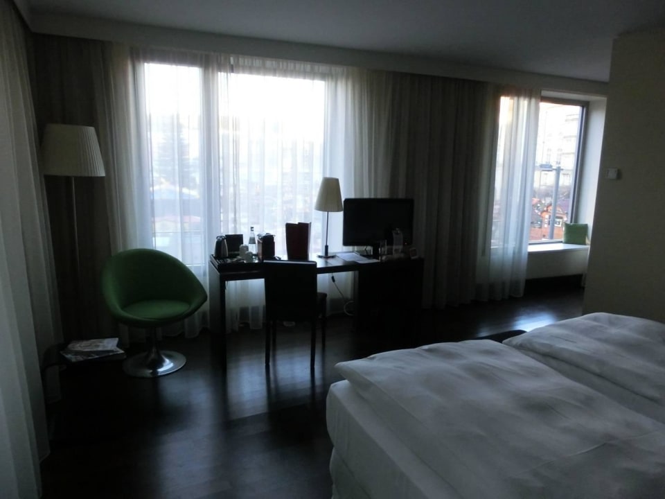 Blick ins Zimmer - leider etwas dunkel NH Collection Dresden Altmarkt