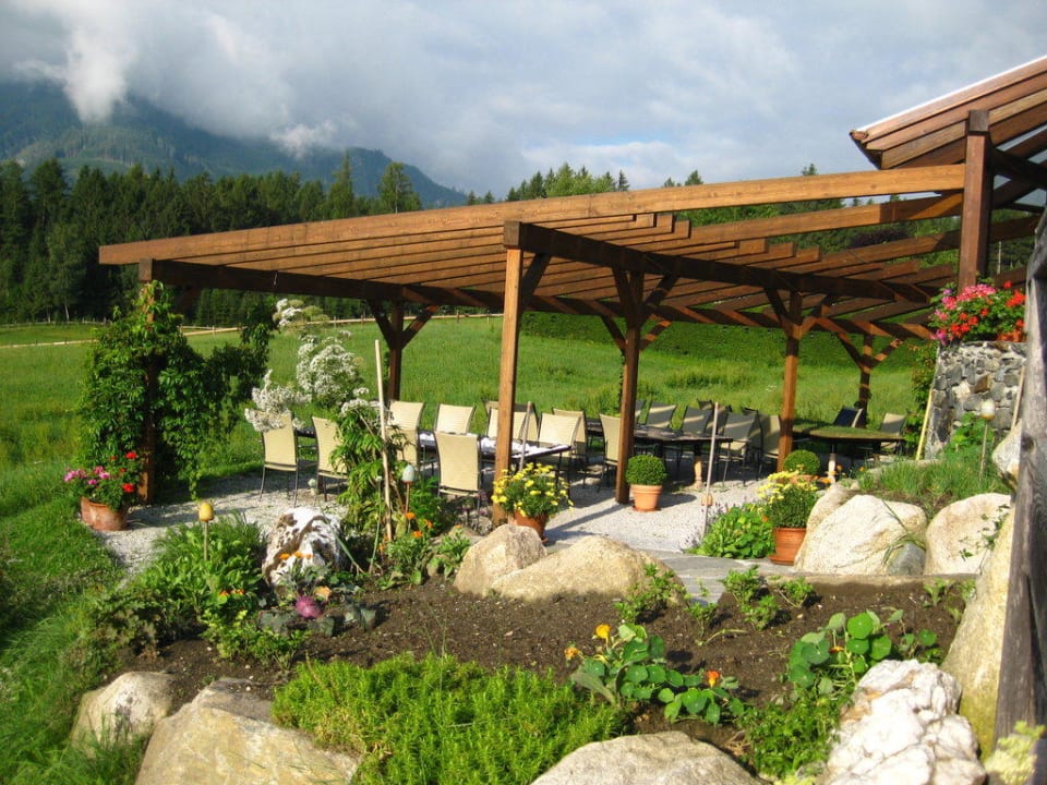 Terrasse sowie Käutergarten Gut Sonnberghof