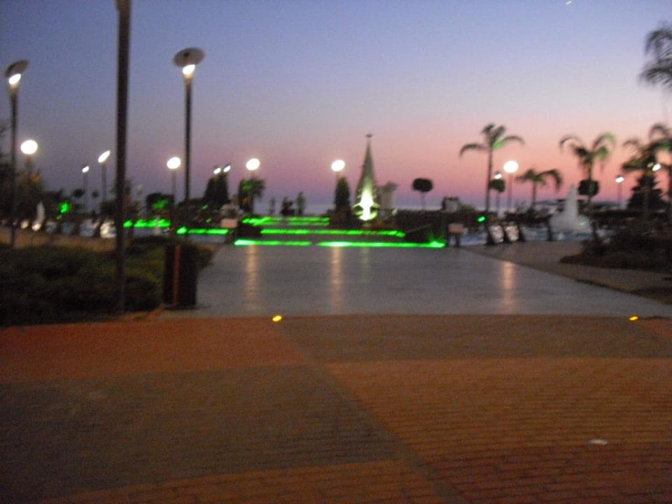 Vor dem Strand Hotel Kahya