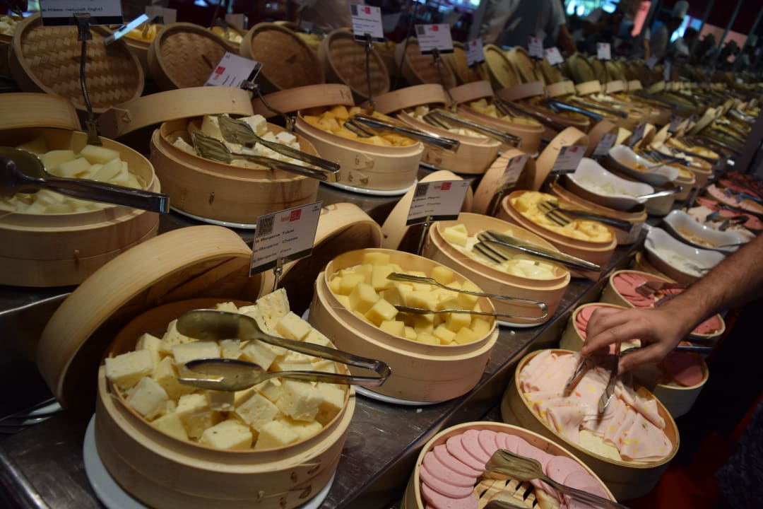 Frühstück in Buffetform. Sehr üppig. Hotel SU & Aqualand