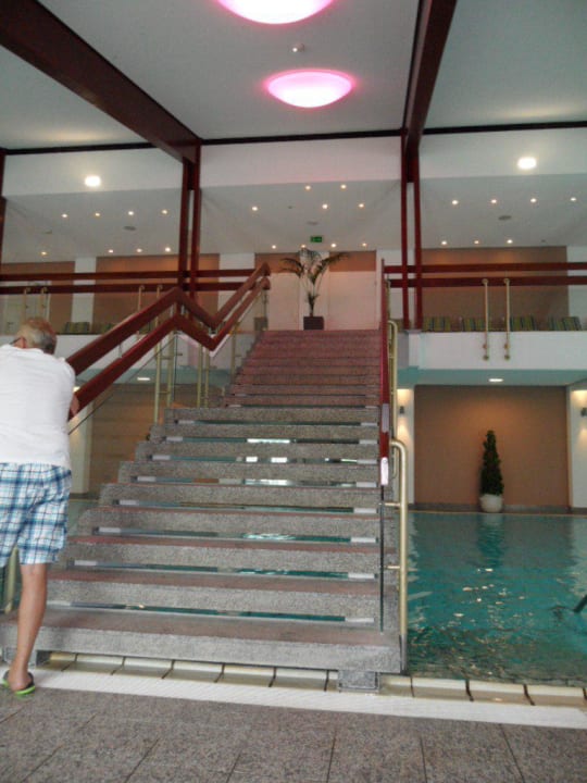 Einmal zum Außenpool schreiten  Hotel Das Ludwig