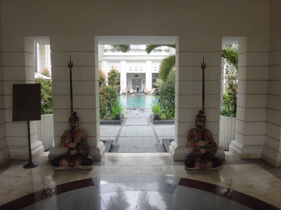 Blick zum Pool The Phoenix Hotel Yogyakarta