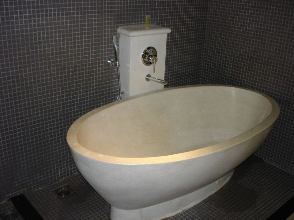 Frei stehende Wanne im Bad Ramada Resort by Wyndham Khao Lak