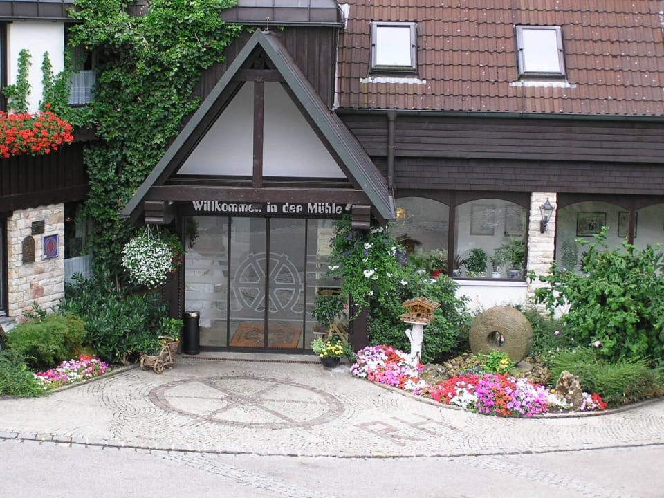Aussenansicht Frühling Hotel Kainsbacher Mühle