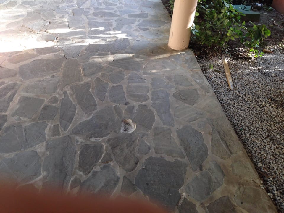 Gefährliche Löcher im Gehweg Grand Palladium Select Bávaro Resort & Spa