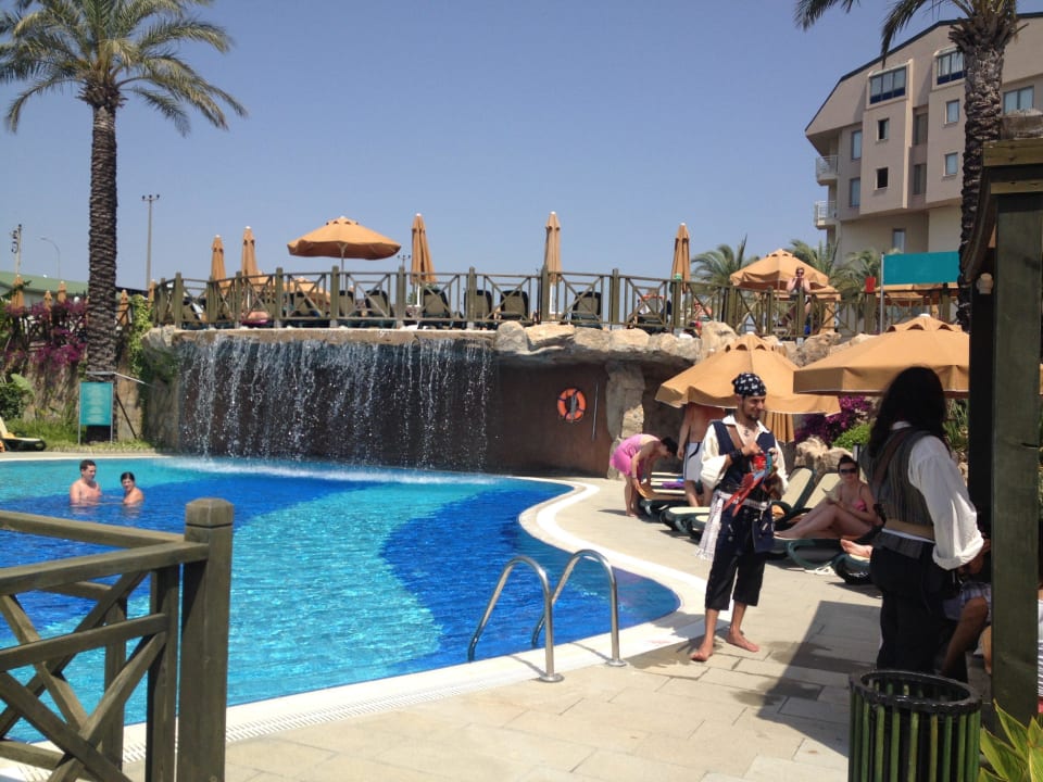 Pool mit Wasserfall Hotel Novum Garden Side