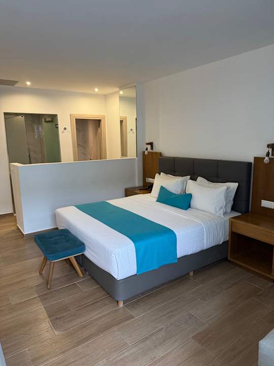 Zimmer Cavo Orient Beach Hotel & Suites