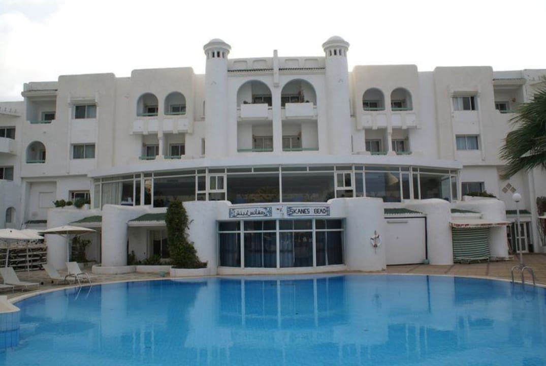 Hotel od strony plaży Hotel El Mouradi Skanes Beach