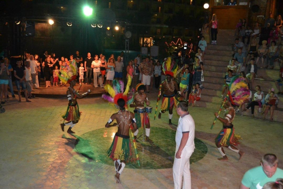 Выступление аниматоров. Riviera Aqua Park Resort