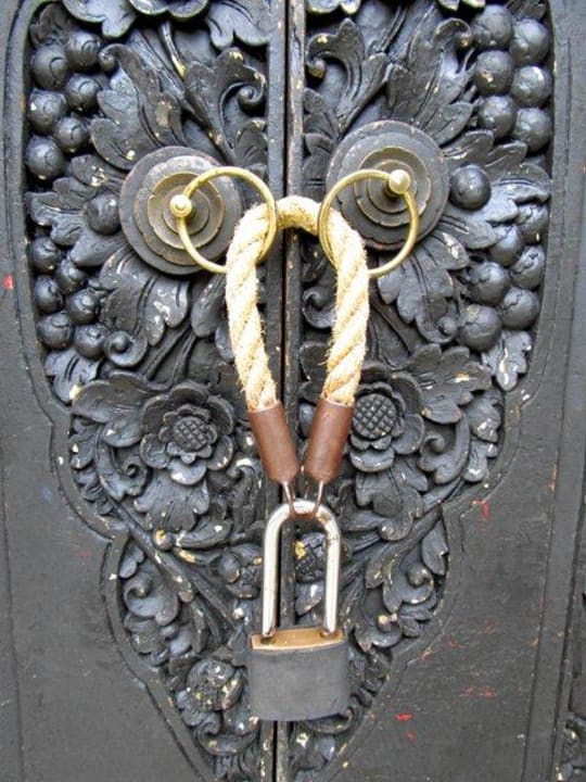 Stilvoll: Zimmertür mal ohne Magnetkarte Kayumanis Sanur Private Villa & Spa