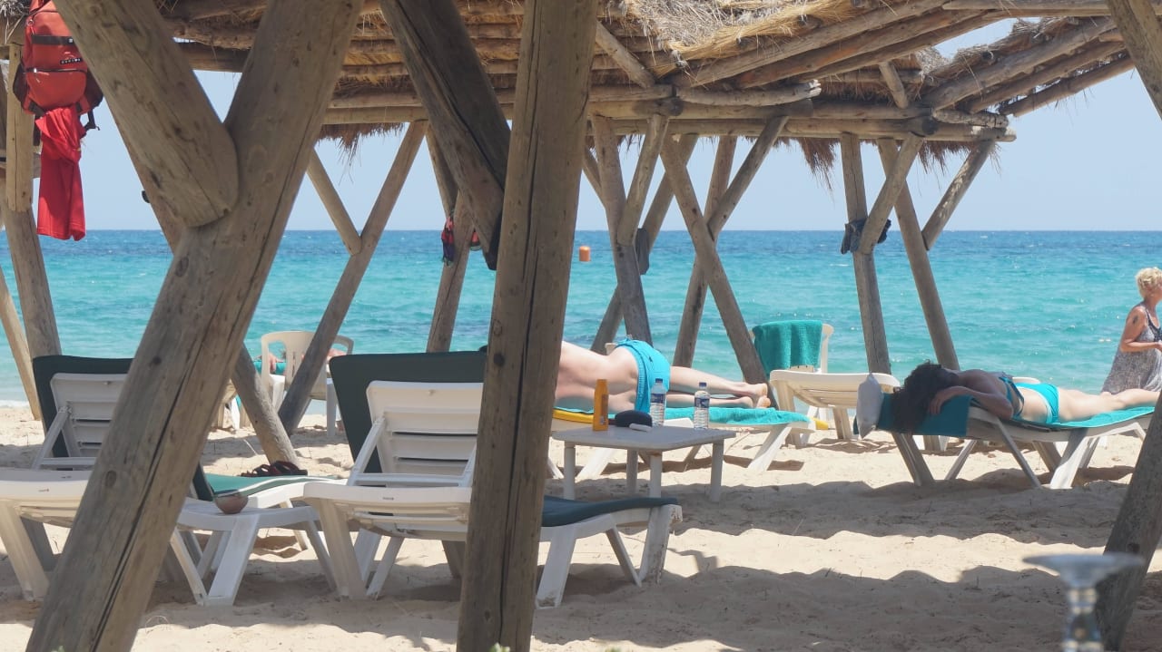 Strand mit Schattendächern The Orangers Beach Resort and Bungalows