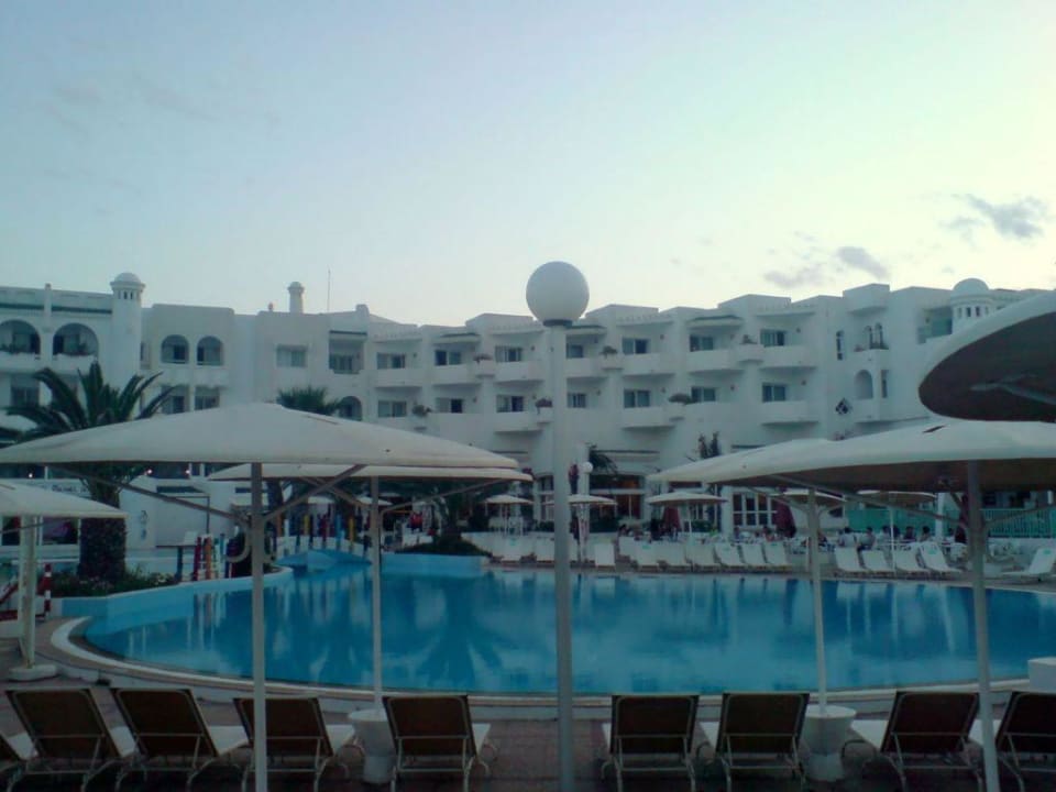 Pool und Hotel Hotel El Mouradi Skanes Beach