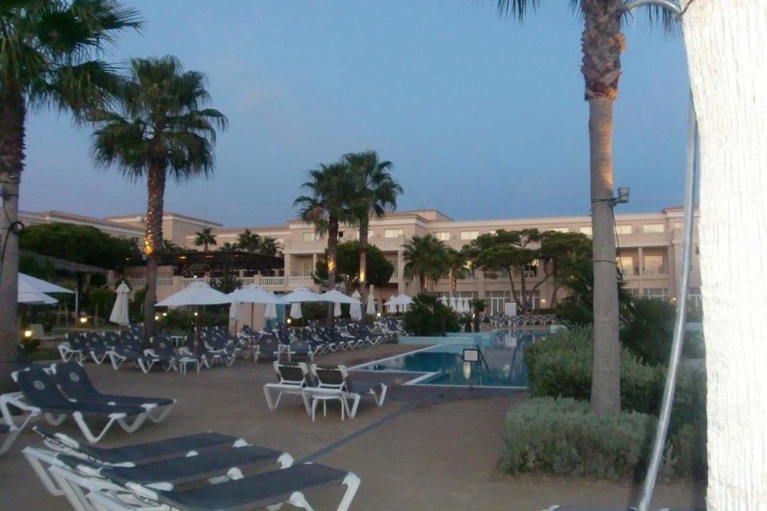 Abends am Pool Valentin Sancti Petri