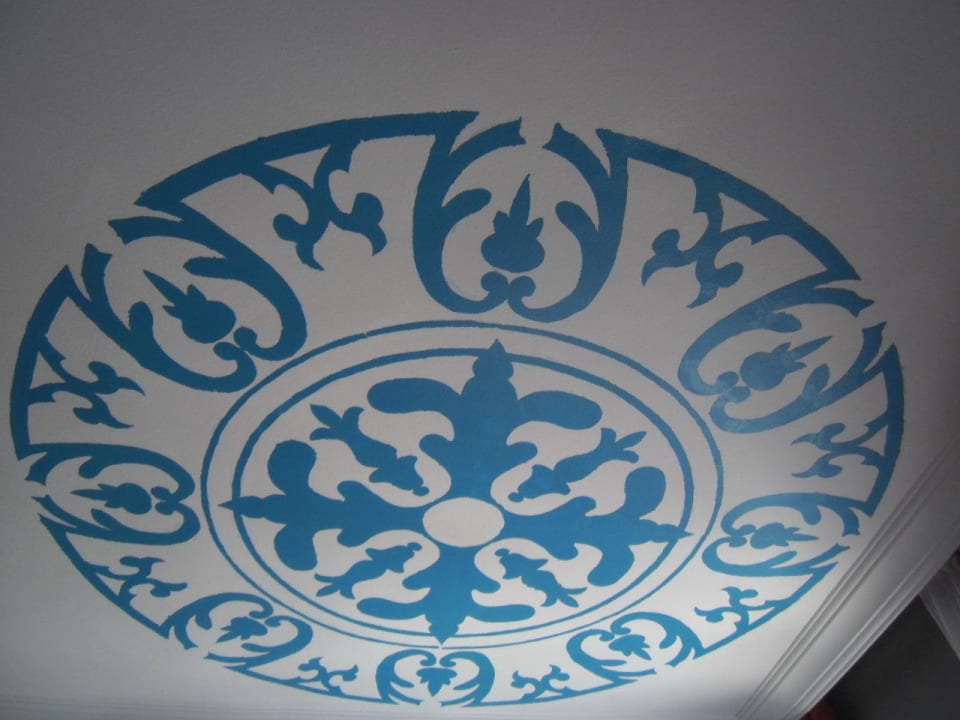 Deckenmotiv. Schlecht gemalt Club Hotel Anjeliq