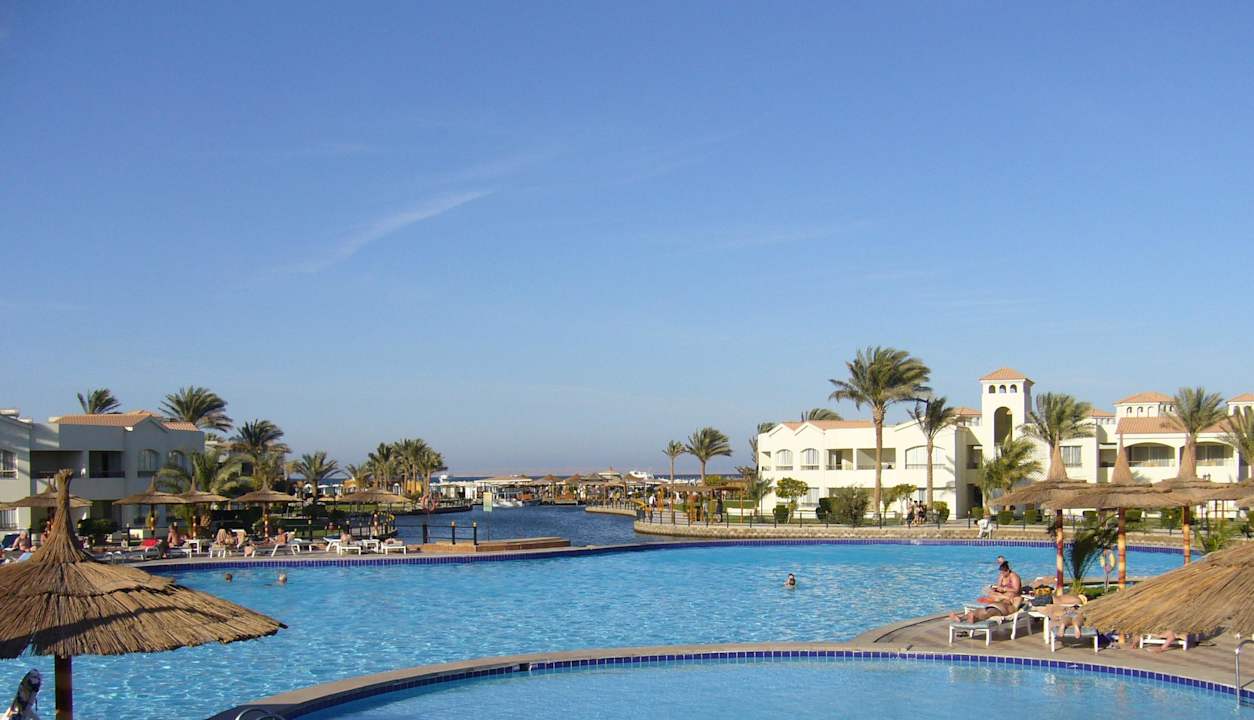 Ruhepool mit Blick auf die Lagune & dahinter das Meer Pickalbatros Dana Beach Resort - Hurghada
