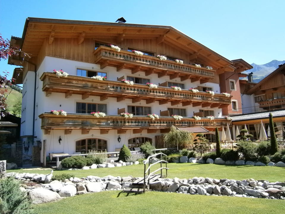 "Im Innenhof" Hotel Quelle Nature Spa Resort (Gsies) • HolidayCheck