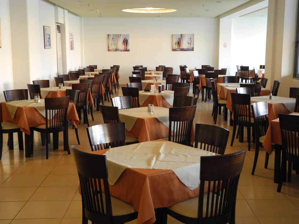 Sitzplätze im Hauptrestaurant Hotel Memphis Beach