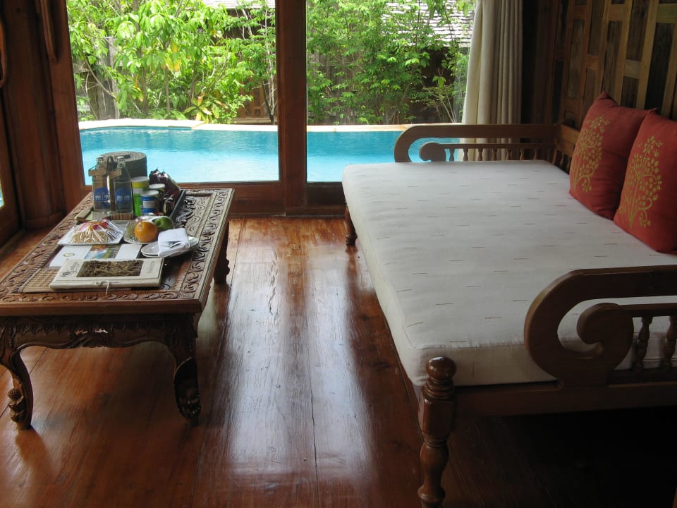 Tagesbett mit Ausblick zum Pool Santhiya Koh Phangan Resort & Spa