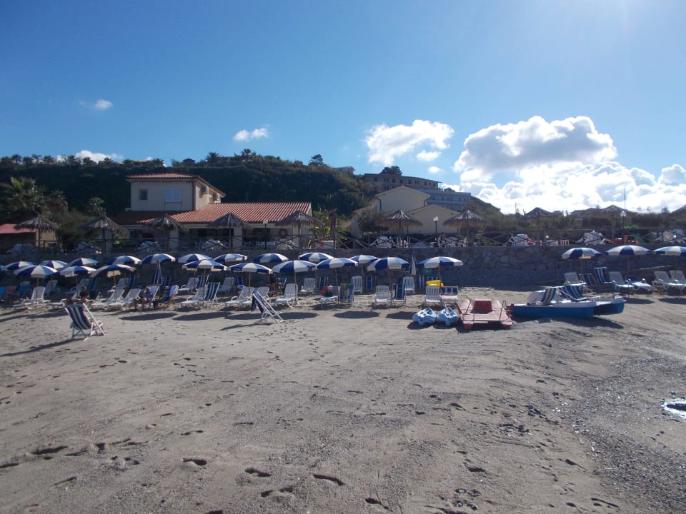 Blick vom Meer auf den Hotelstrand und Strandbar Hotel Club Torre Marino